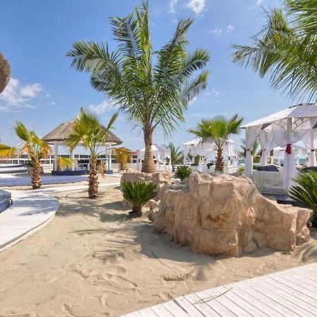 Velier Holiday Apartments Mamaia Exteriör bild