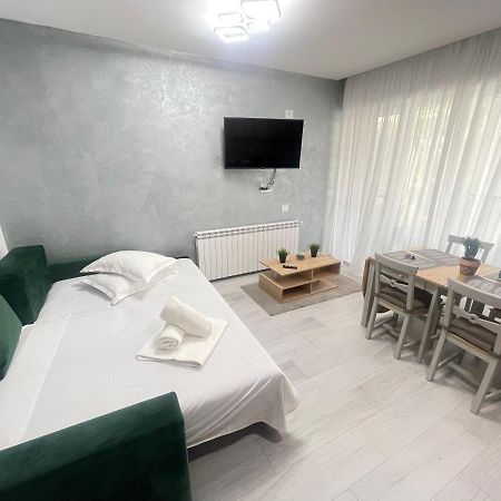 Velier Holiday Apartments Mamaia Exteriör bild