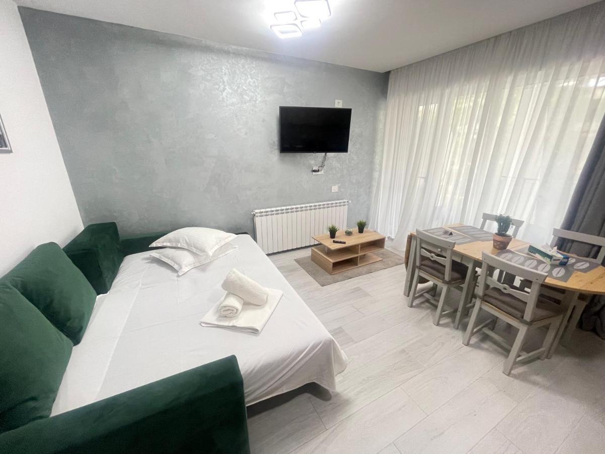 Velier Holiday Apartments Mamaia Exteriör bild